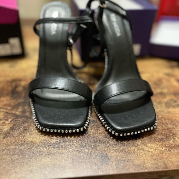 New in box Top Moda Stiletto Jeweled Heels - Picture 4 of 5